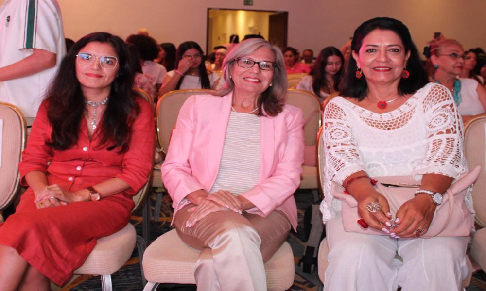 Exitosa Pasarela Fashion Pink con la suma de la comunidad universitaria