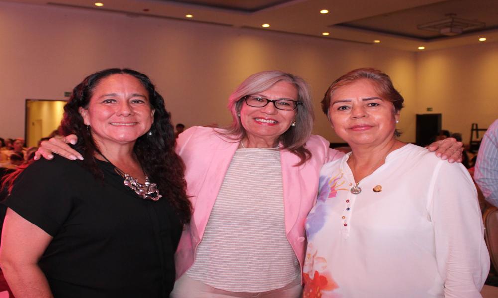 Exitosa Pasarela Fashion Pink con la suma de la comunidad universitaria