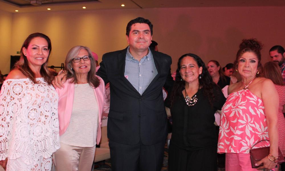 Exitosa Pasarela Fashion Pink con la suma de la comunidad universitaria