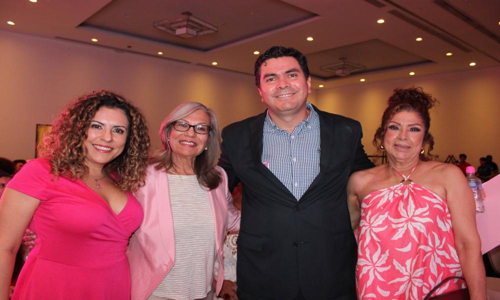 Exitosa Pasarela Fashion Pink con la suma de la comunidad universitaria