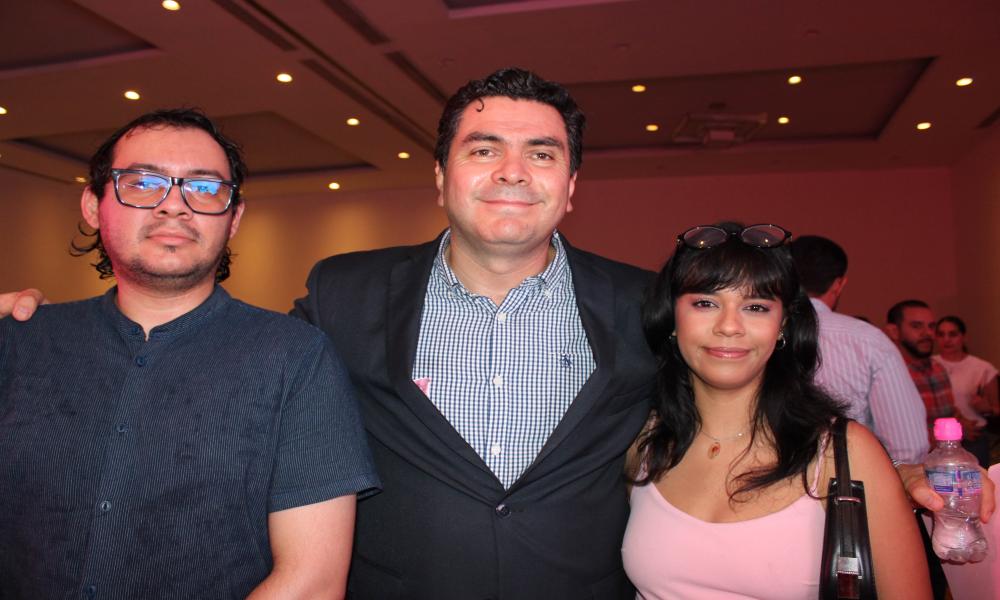 Exitosa Pasarela Fashion Pink con la suma de la comunidad universitaria