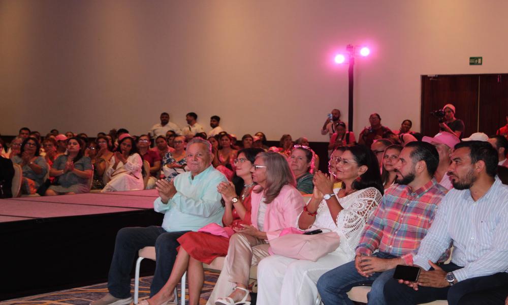 Exitosa Pasarela Fashion Pink con la suma de la comunidad universitaria