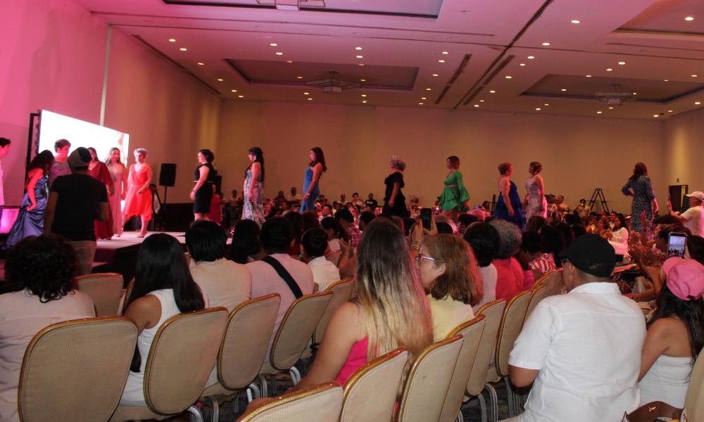 Exitosa Pasarela Fashion Pink con la suma de la comunidad universitaria