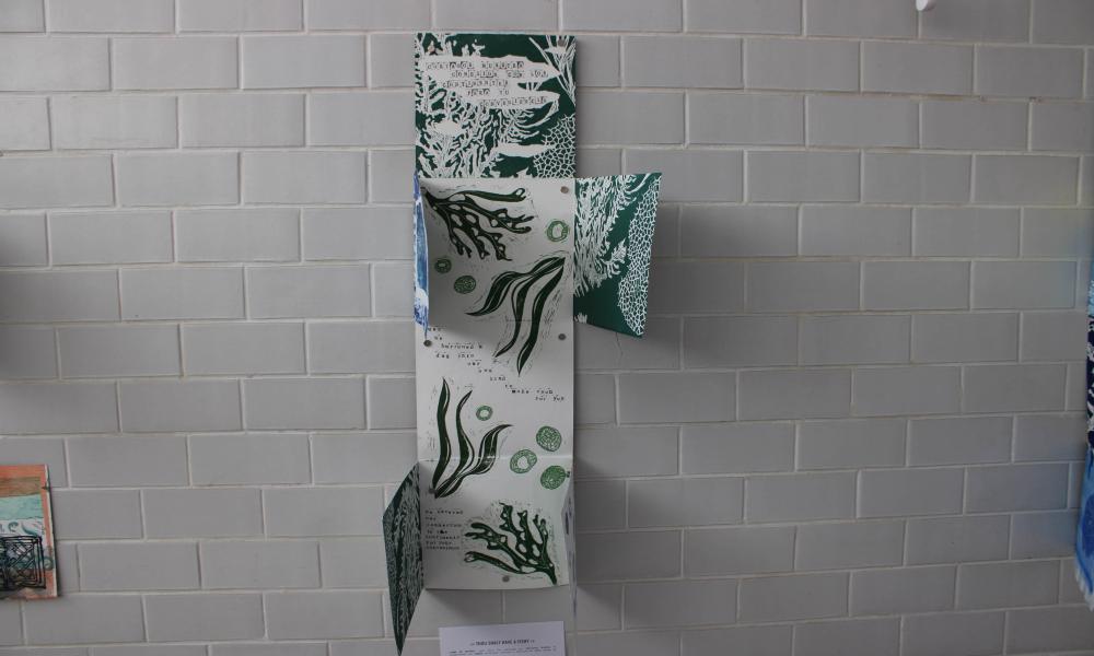 Inauguran en CUCosta la exposición artística “Un Solo Mar, Arrecifes Coralinos Ciudades Submarinas”