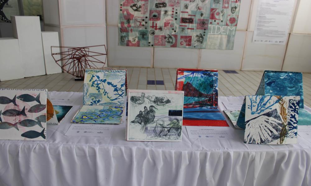 Inauguran en CUCosta la exposición artística “Un Solo Mar, Arrecifes Coralinos Ciudades Submarinas”