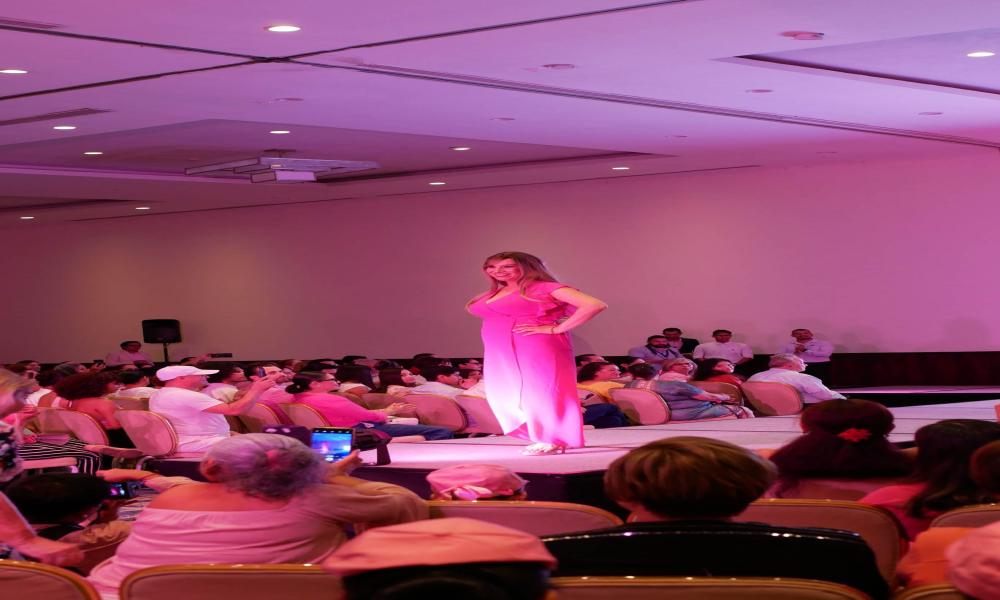 Exitosa Pasarela Fashion Pink con la suma de la comunidad universitaria
