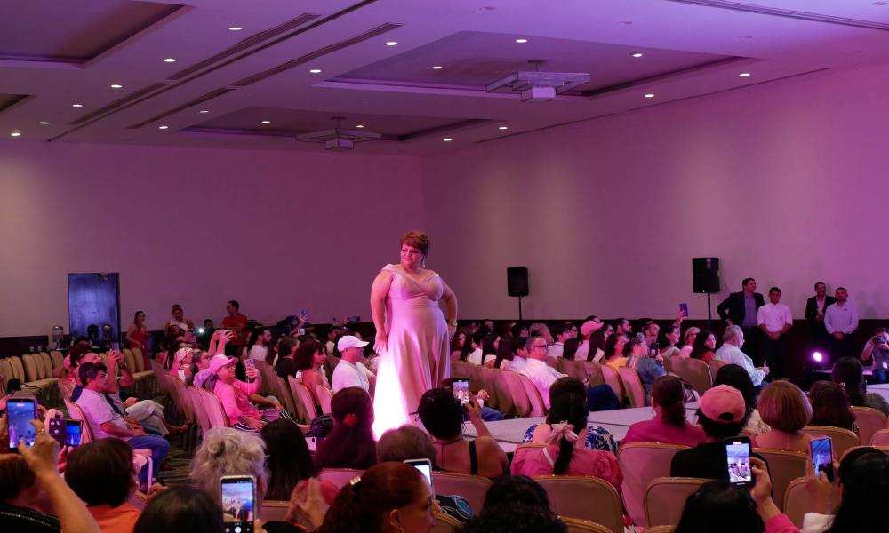 Exitosa Pasarela Fashion Pink con la suma de la comunidad universitaria