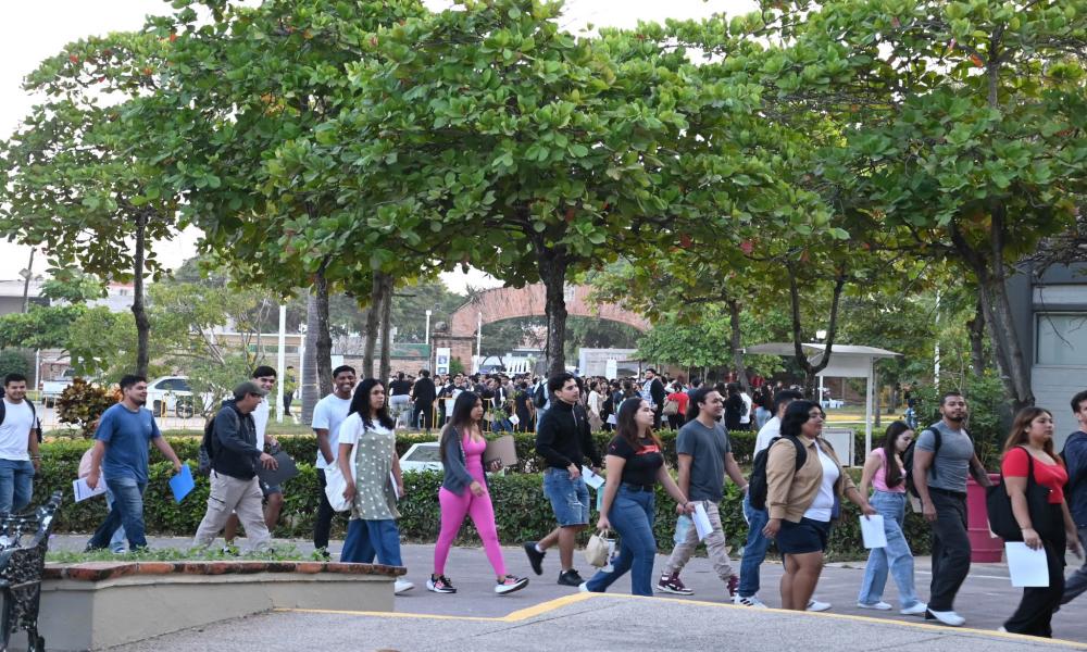 437 estudiantes del calendario 2025-B presentan el EGEL Plus de Ceneval en CUCosta