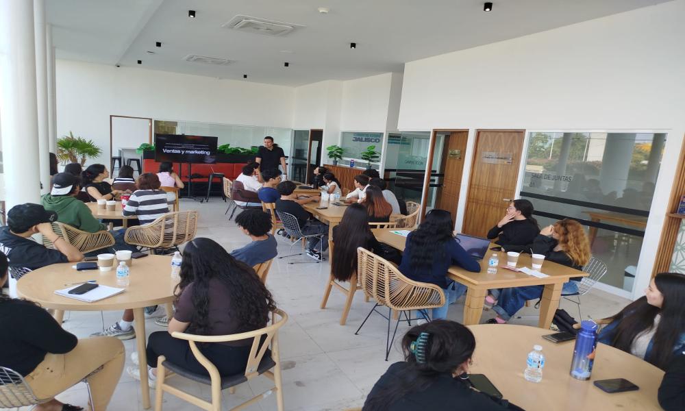 El CUCosta fortalece la formación emprendedora con talleres, conversatorios y presentación de proyectos de negocios