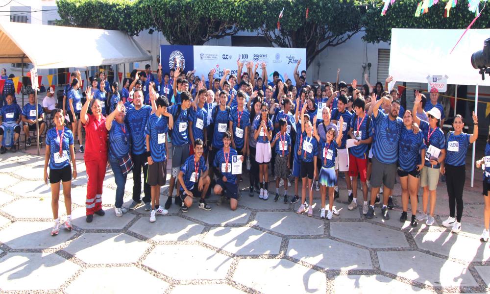 Ambiente deportivo y orgullo UdeG en la V Carrera Leones Negros Grupo Diagnosti-k 2025 en Tomatlán