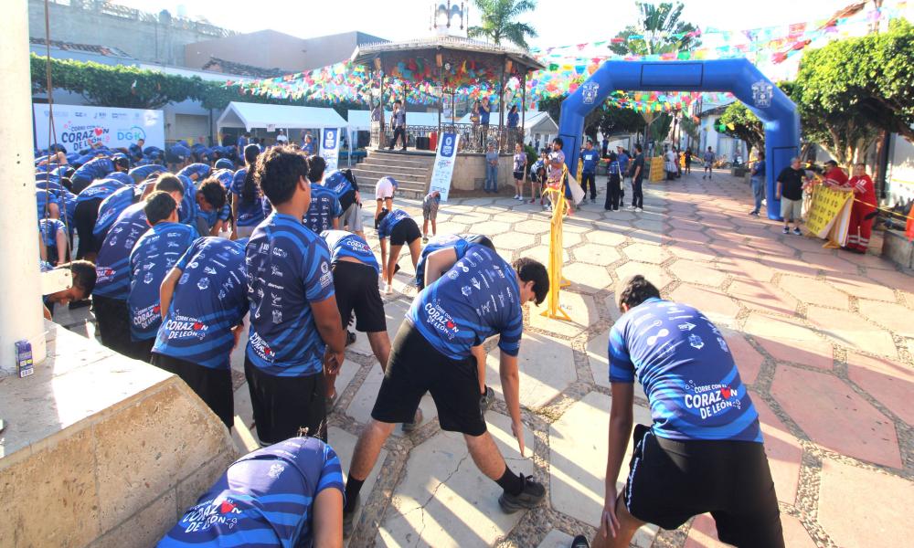 Ambiente deportivo y orgullo UdeG en la V Carrera Leones Negros Grupo Diagnosti-k 2025 en Tomatlán