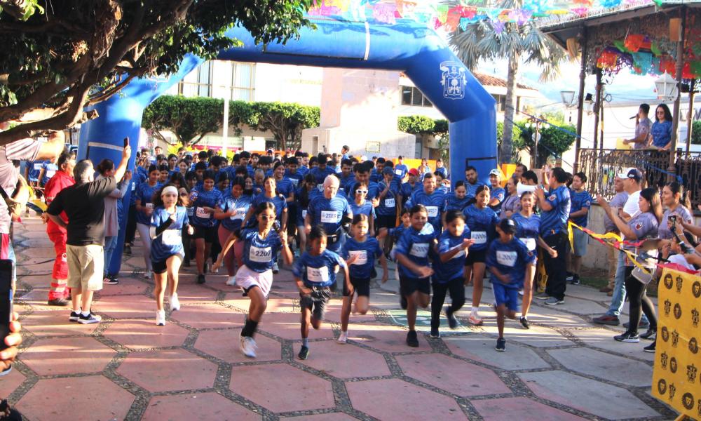 Ambiente deportivo y orgullo UdeG en la V Carrera Leones Negros Grupo Diagnosti-k 2025 en Tomatlán