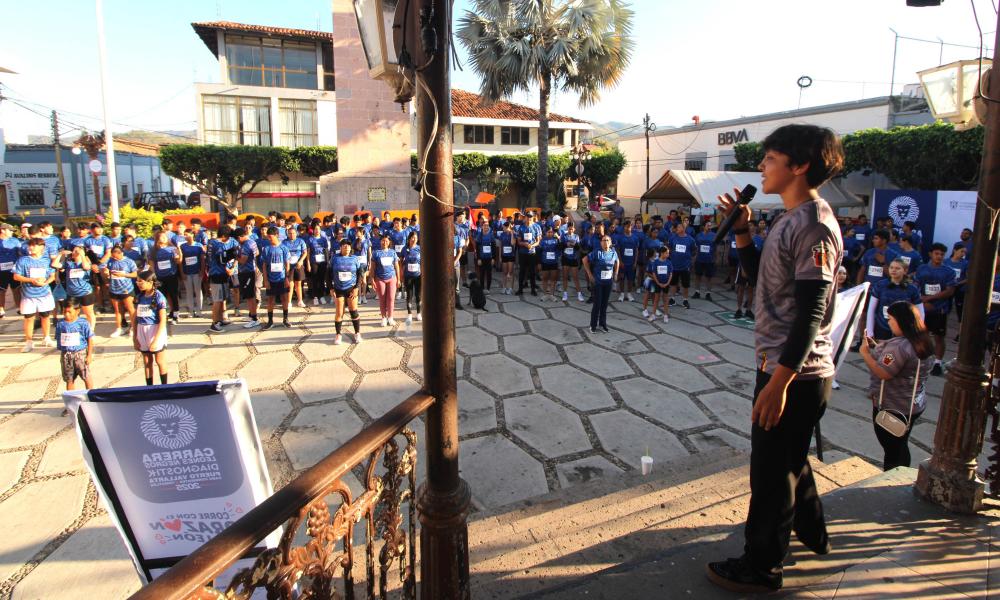 Ambiente deportivo y orgullo UdeG en la V Carrera Leones Negros Grupo Diagnosti-k 2025 en Tomatlán
