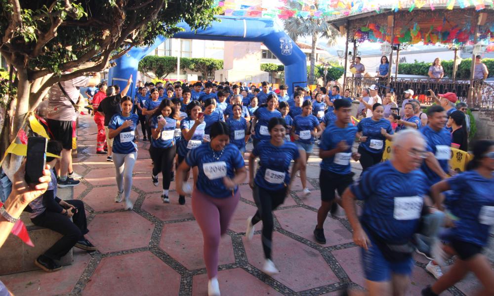 Ambiente deportivo y orgullo UdeG en la V Carrera Leones Negros Grupo Diagnosti-k 2025 en Tomatlán