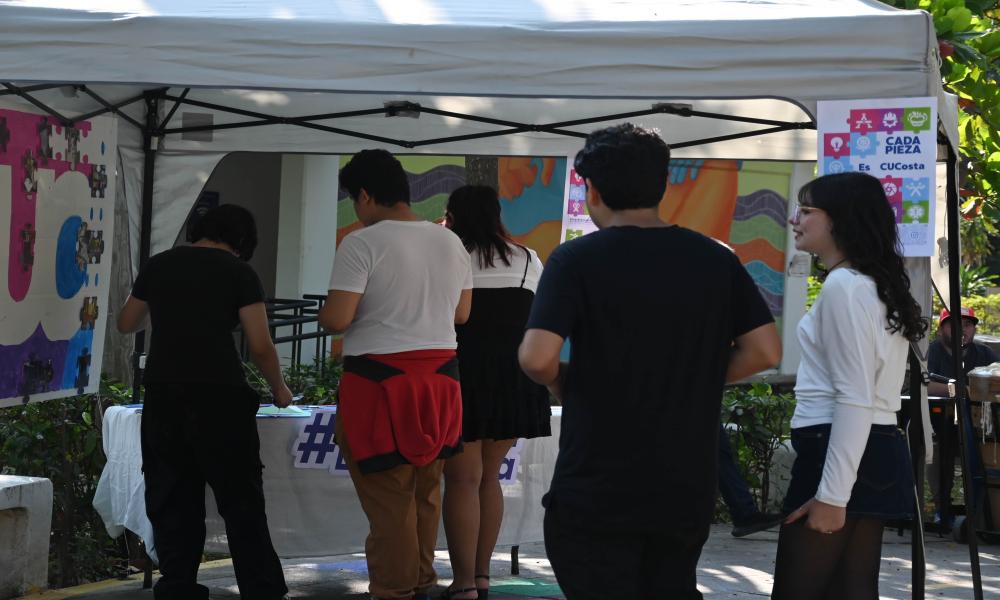 Exposición de Diseño para la Comunicación Gráfica resalta talento estudiantil