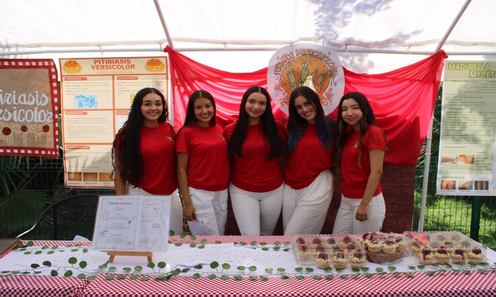 En CUCosta, estudiantes y profesores disfrutaron de la “Feria Microbiológica 2025”