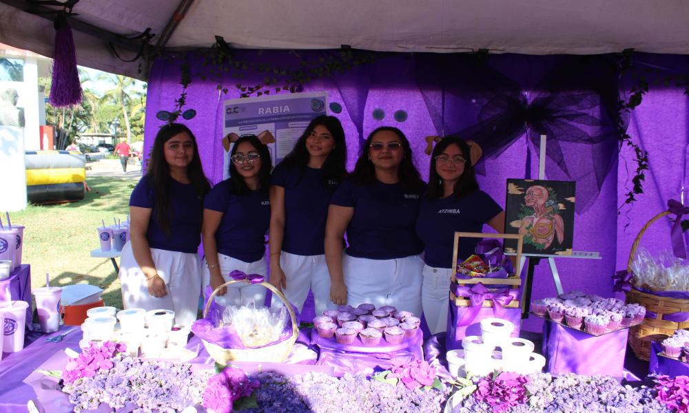 En CUCosta, estudiantes y profesores disfrutaron de la “Feria Microbiológica 2025”