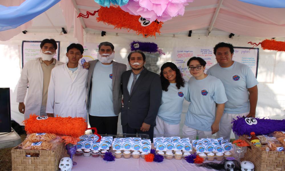 En CUCosta, estudiantes y profesores disfrutaron de la “Feria Microbiológica 2025”