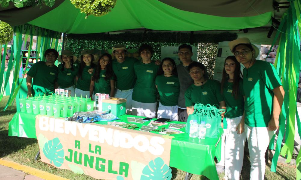 En CUCosta, estudiantes y profesores disfrutaron de la “Feria Microbiológica 2025”