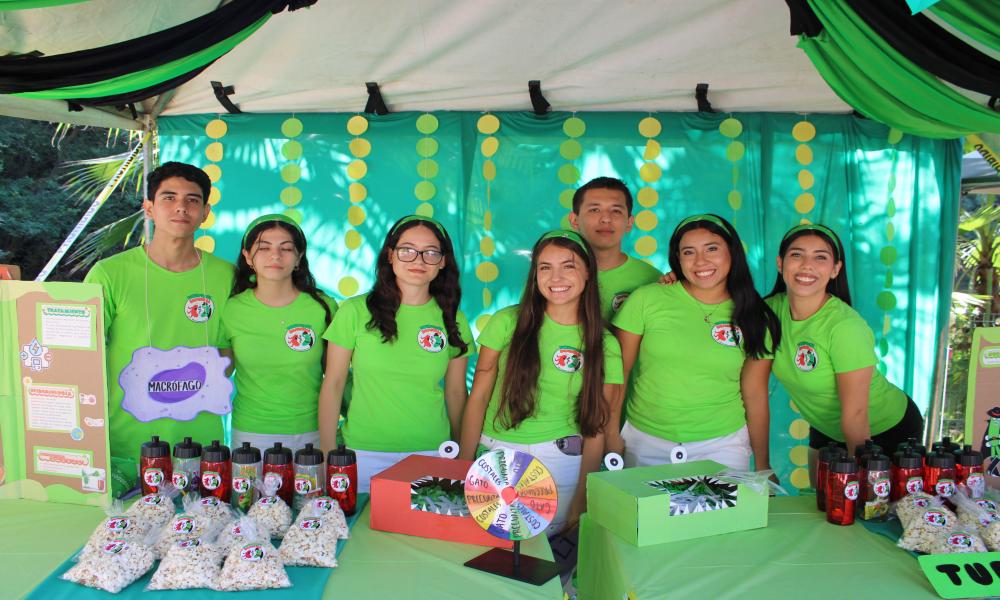 En CUCosta, estudiantes y profesores disfrutaron de la “Feria Microbiológica 2025”