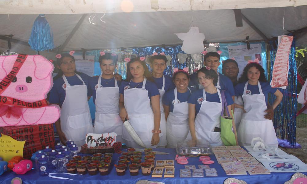 En CUCosta, estudiantes y profesores disfrutaron de la “Feria Microbiológica 2025”