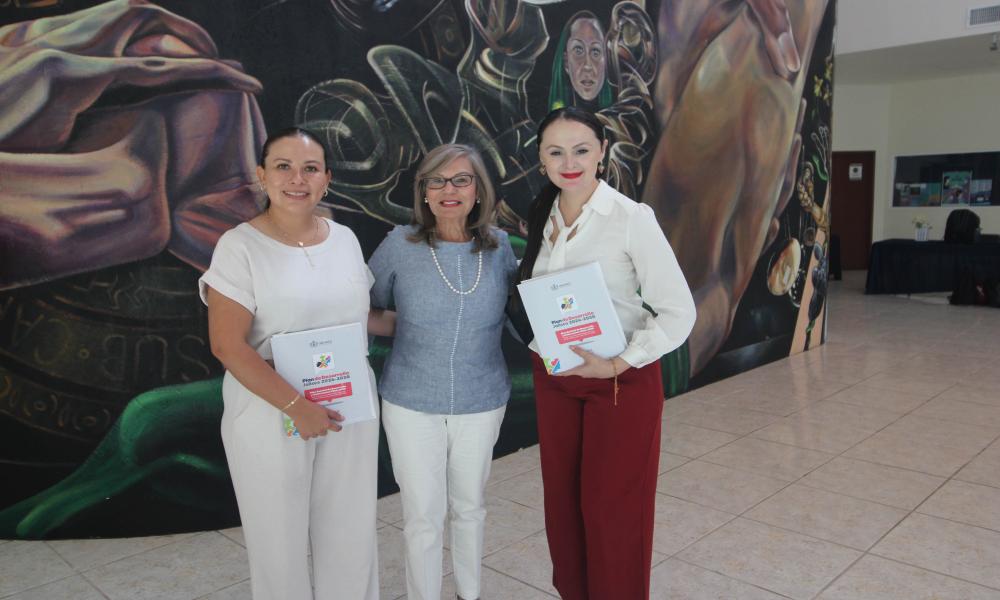 Rectora junto a Viridiana Rodríguez Topete