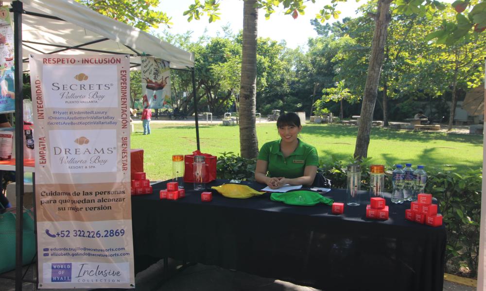 Feria del Empleo en el CUCosta acerca a estudiantes a oportunidades laborales - Hyatt, Dreams 