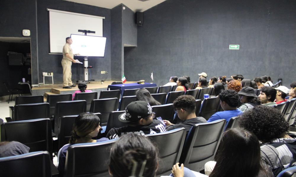 El CUCosta fortalece la formación universitaria con la conferencia “Política Nacional Marítima”