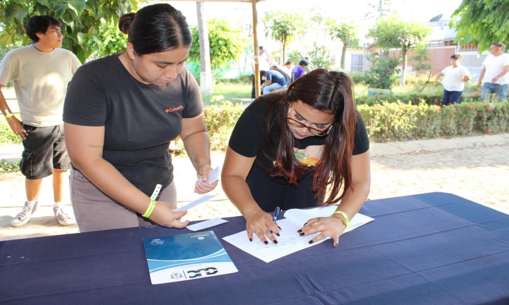 Comunidad universitaria del CUCosta y del CUSur se une en apoyo a familias afectadas por las inundaciones en Villas de Ixtapa