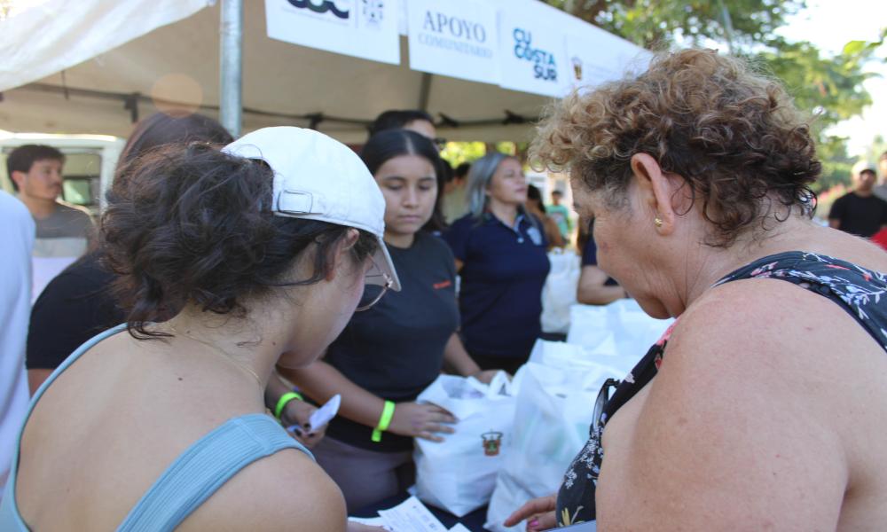 Comunidad universitaria del CUCosta y del CUSur se une en apoyo a familias afectadas por las inundaciones en Villas de Ixtapa