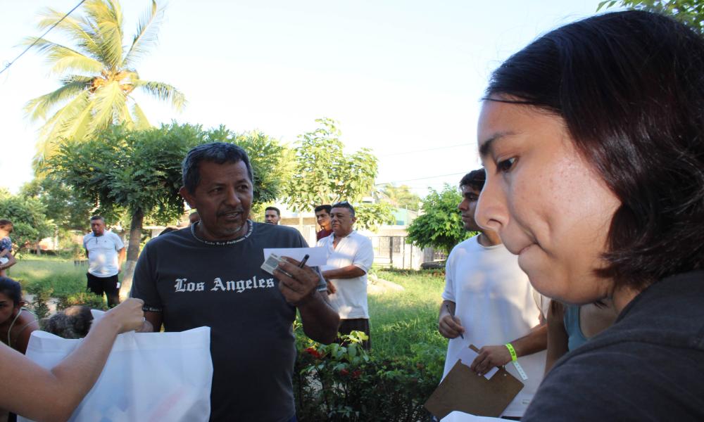 Comunidad universitaria del CUCosta y del CUSur se une en apoyo a familias afectadas por las inundaciones en Villas de Ixtapa