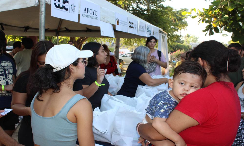 Comunidad universitaria del CUCosta y del CUSur se une en apoyo a familias afectadas por las inundaciones en Villas de Ixtapa