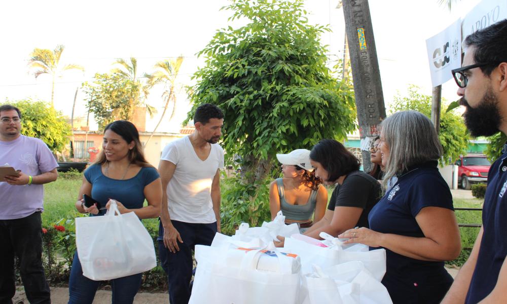 Comunidad universitaria del CUCosta y del CUSur se une en apoyo a familias afectadas por las inundaciones en Villas de Ixtapa