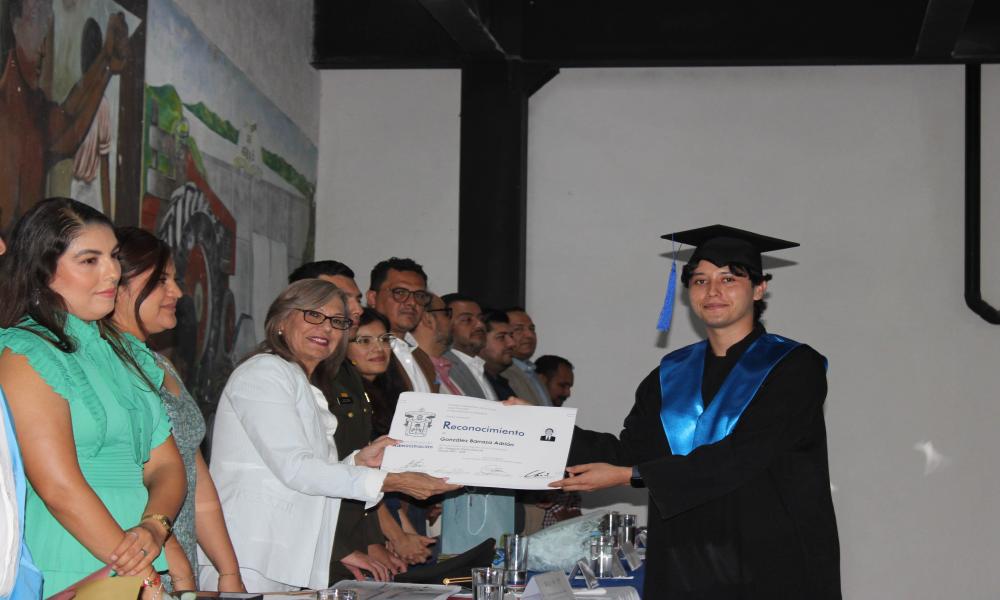 Se gradúan 17 nuevos profesionales en la Sede Tomatlán del CUCosta