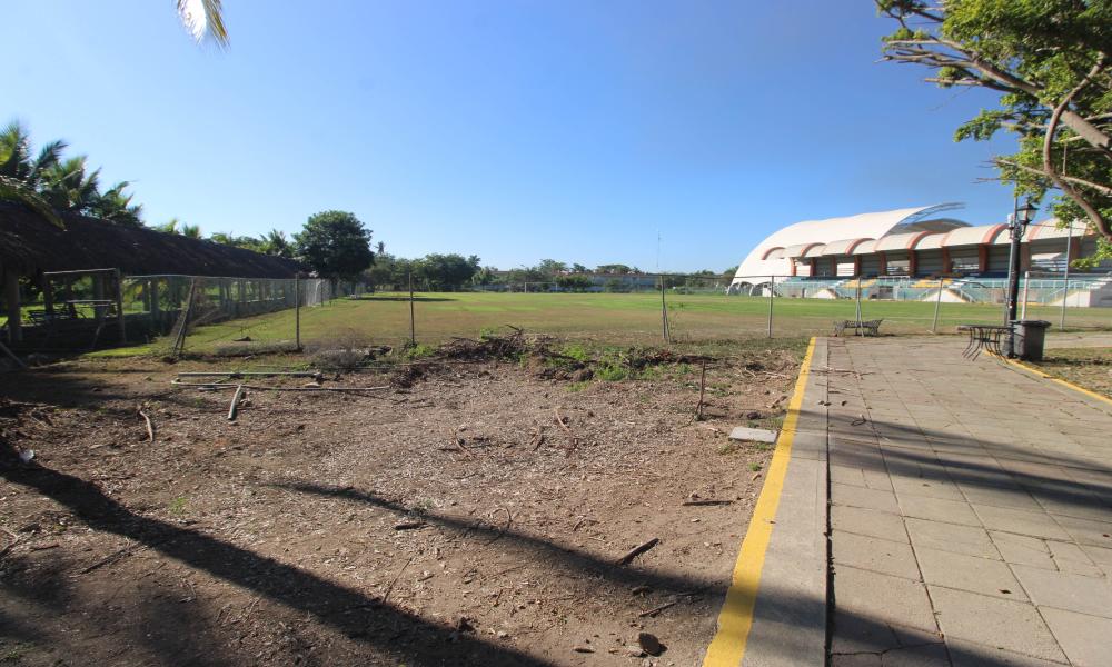 Trabajos de mantenimiento en el domo deportivo del CUCosta - Limpieza de maleza