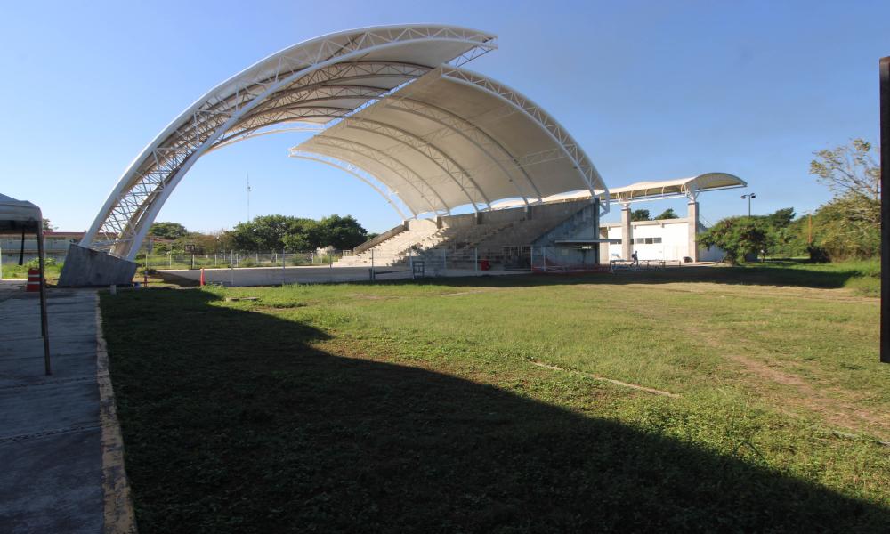 Trabajos de mantenimiento en el domo deportivo del CUCosta