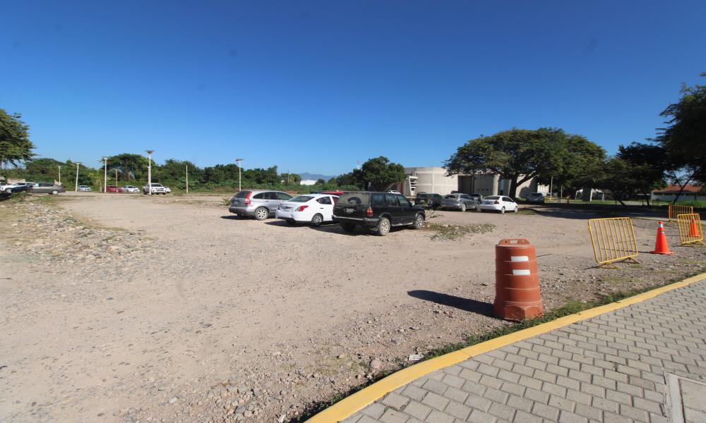 Limpieza del estacionamiento de la Biblioteca Lic. Raúl Padilla López