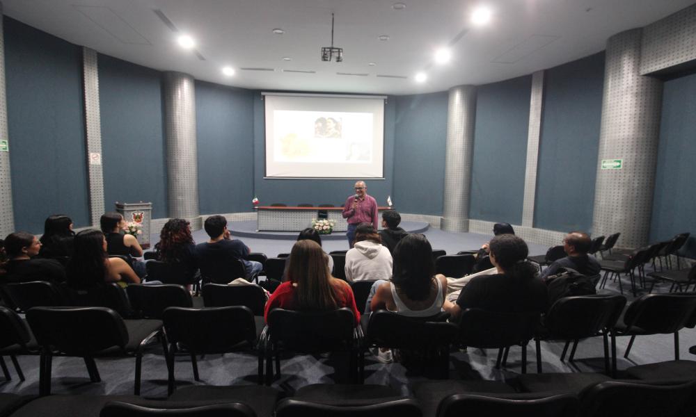 Estudiantes conocen claves del emprendimiento en conferencia de CUCosta