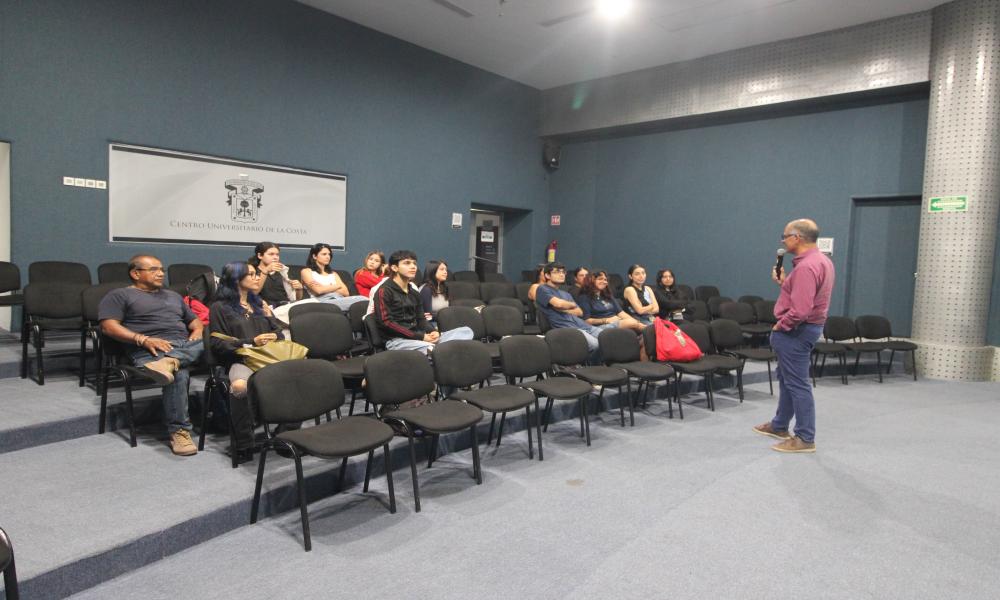 Estudiantes conocen claves del emprendimiento en conferencia de CUCosta