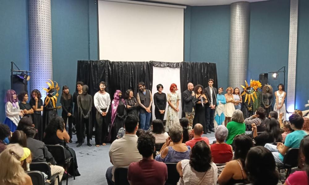 Estudiantes de Artes Visuales brillan con la obra “La Quinta Esencia”