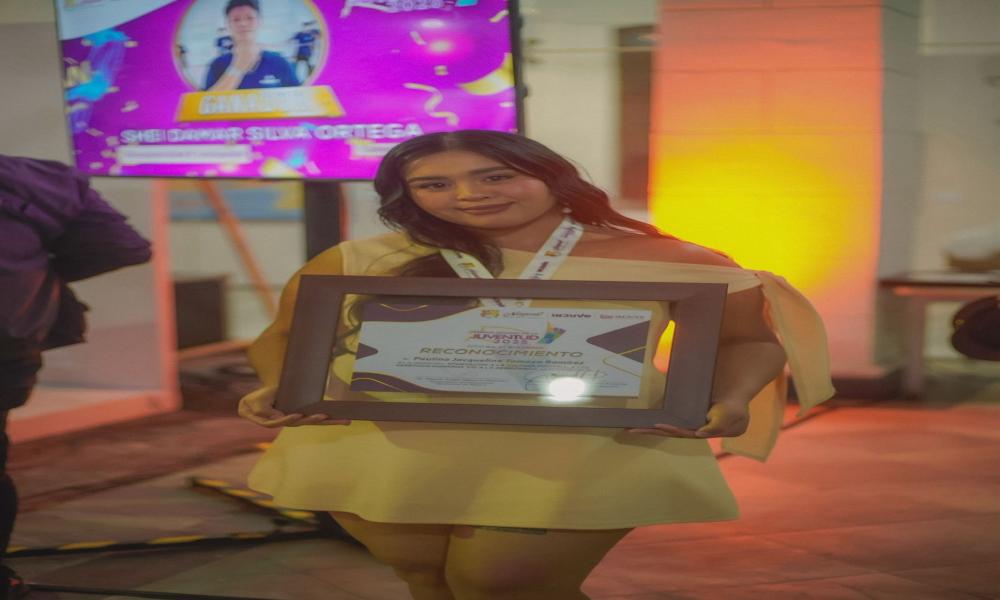 Estudiante del CUCosta recibe el Premio Estatal de la Juventud Nayarit 2025