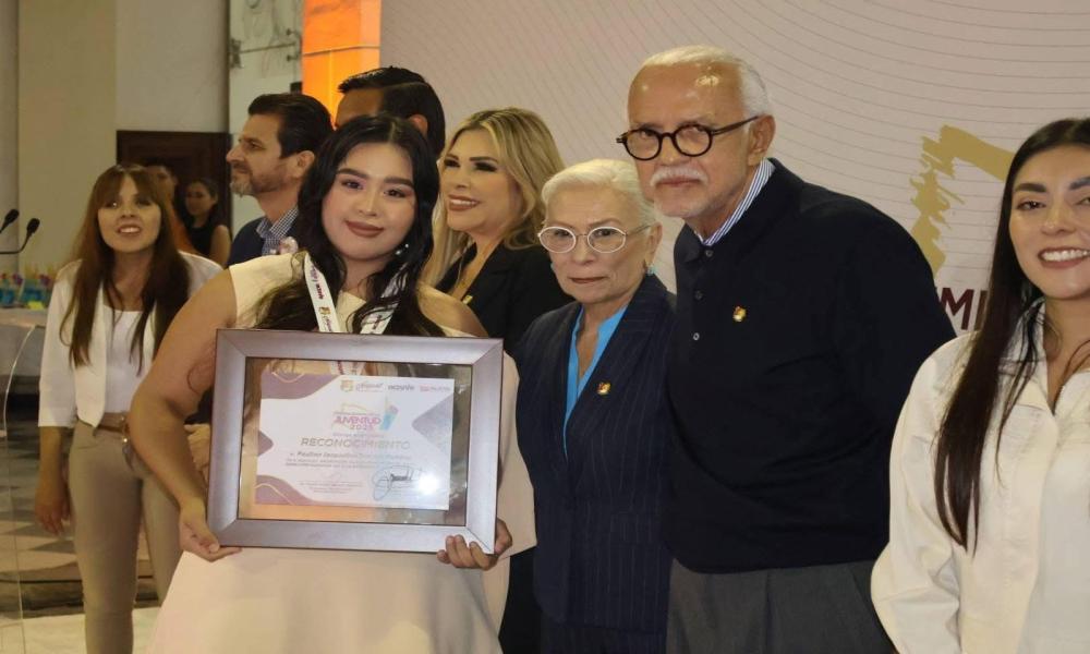 Estudiante del CUCosta recibe el Premio Estatal de la Juventud Nayarit 2025