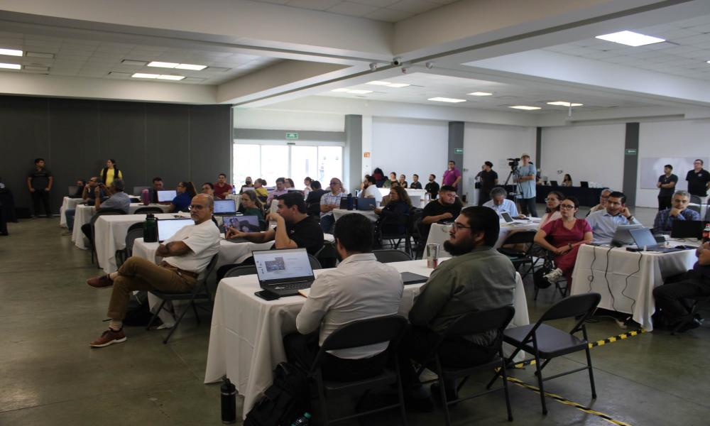 Inician talleres de Inteligencia Artificial Generativa para más de 500 docentes en el CUCosta