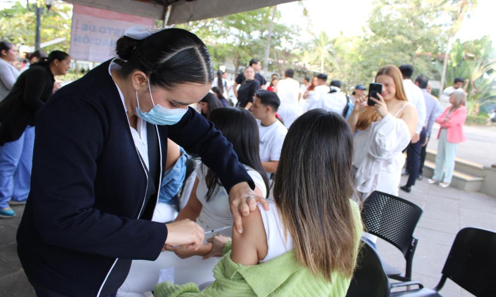 Vacunación contra sarampión continúa ante gran demanda; se aplicaron 500 dosis en CUCosta