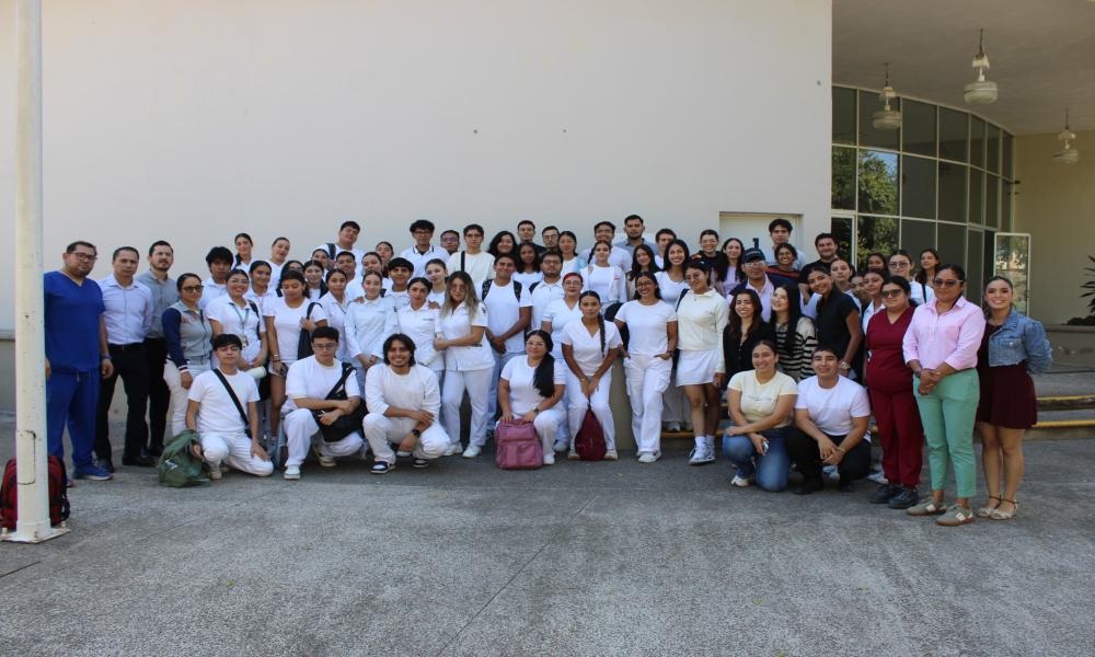 Capacitan a 150 estudiantes del CUCosta para fortalecer campaña de vacunación contra el sarampión en Puerto Vallarta