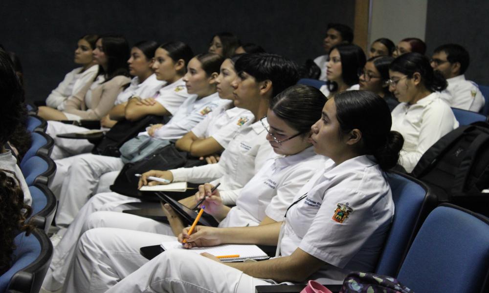 Capacitan a 150 estudiantes del CUCosta para fortalecer campaña de vacunación contra el sarampión en Puerto Vallarta