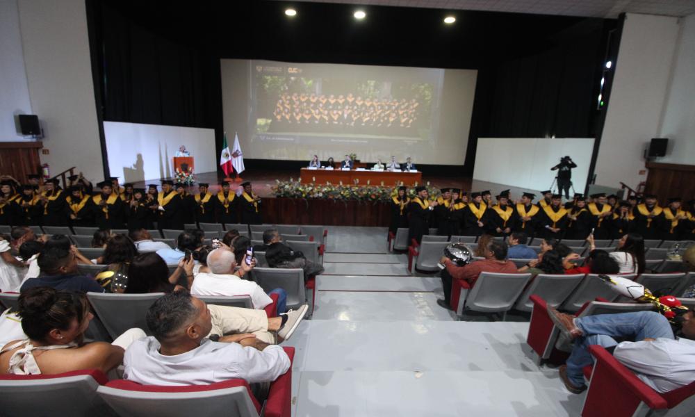 Egresan 58 estudiantes de la LVI Generación de la Licenciatura en Administración en CUCosta