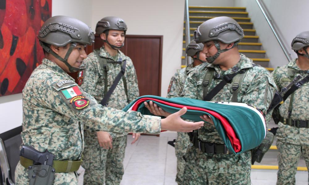 Comunidad universitaria participa en el izamiento de Bandera