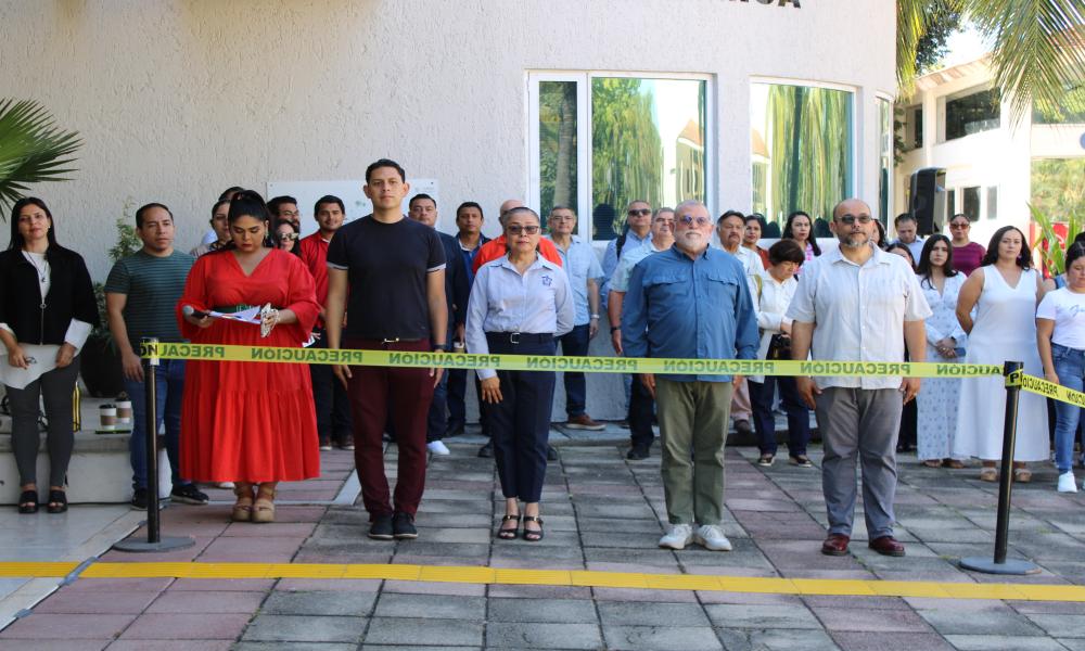 Comunidad universitaria participa en el izamiento de Bandera