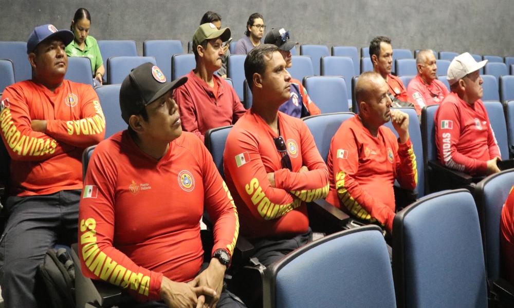 CUCosta capacita a personal de Protección Civil y Salvavidas en manejo y conservación de cocodrilos